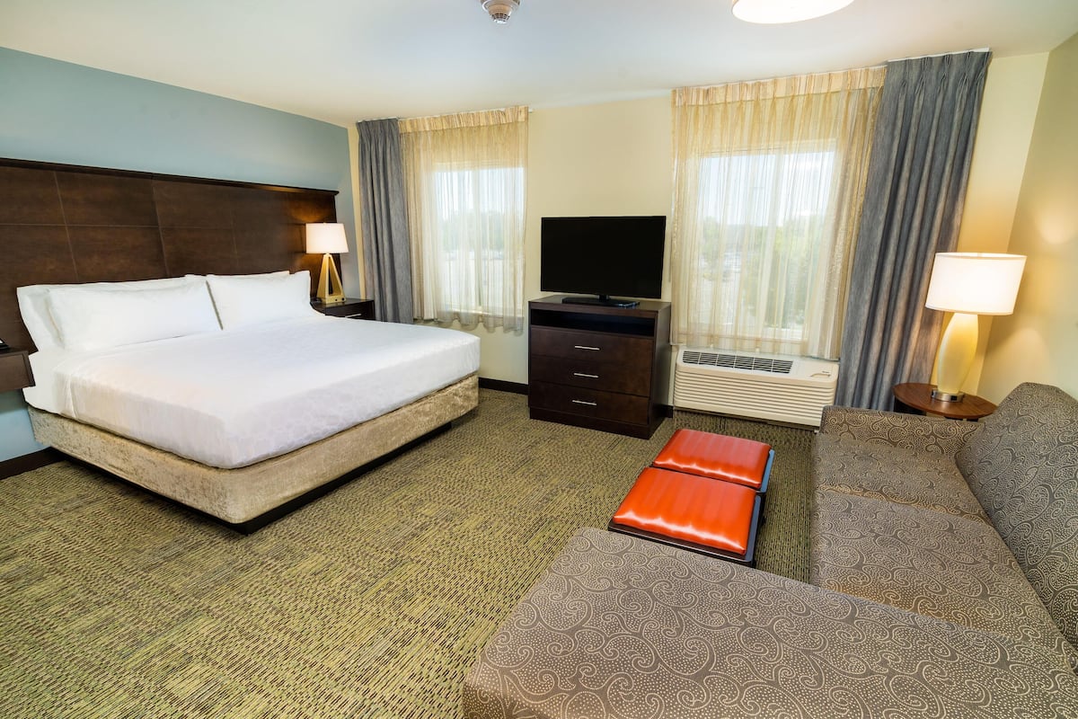 Pillowtop beds, in-room safe, desk, blackout drapes