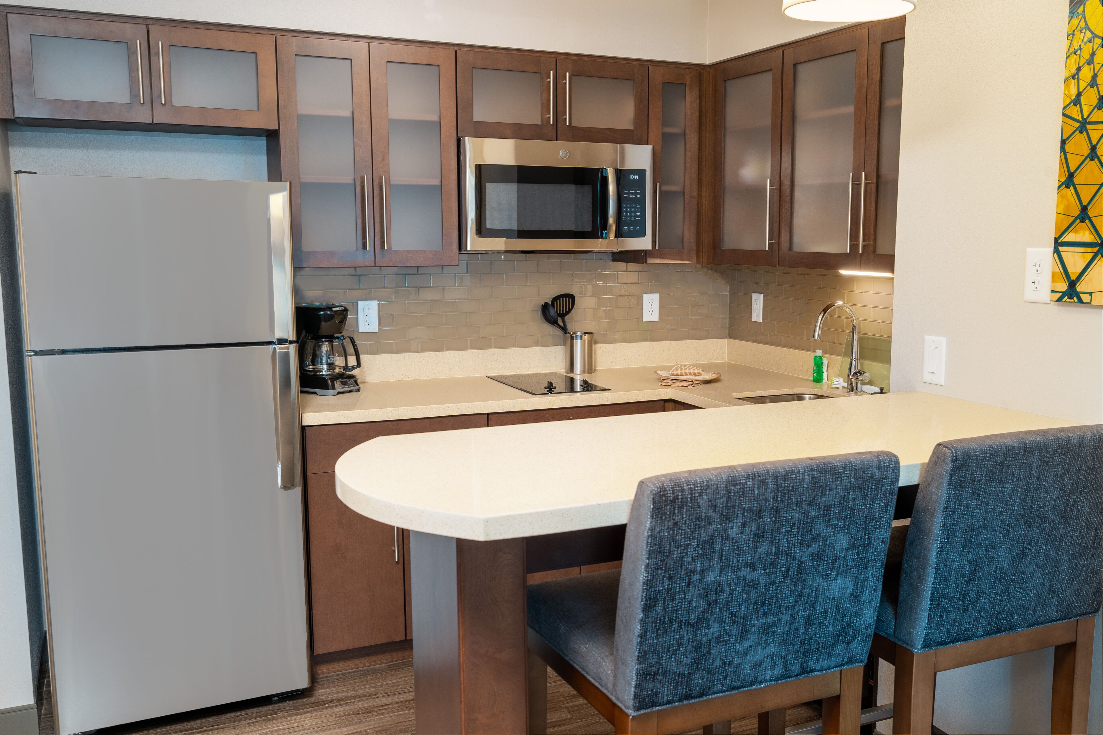 Full-size fridge, microwave, stovetop, dishwasher
