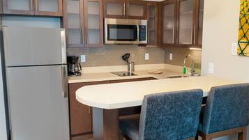 Full-size fridge, microwave, stovetop, dishwasher