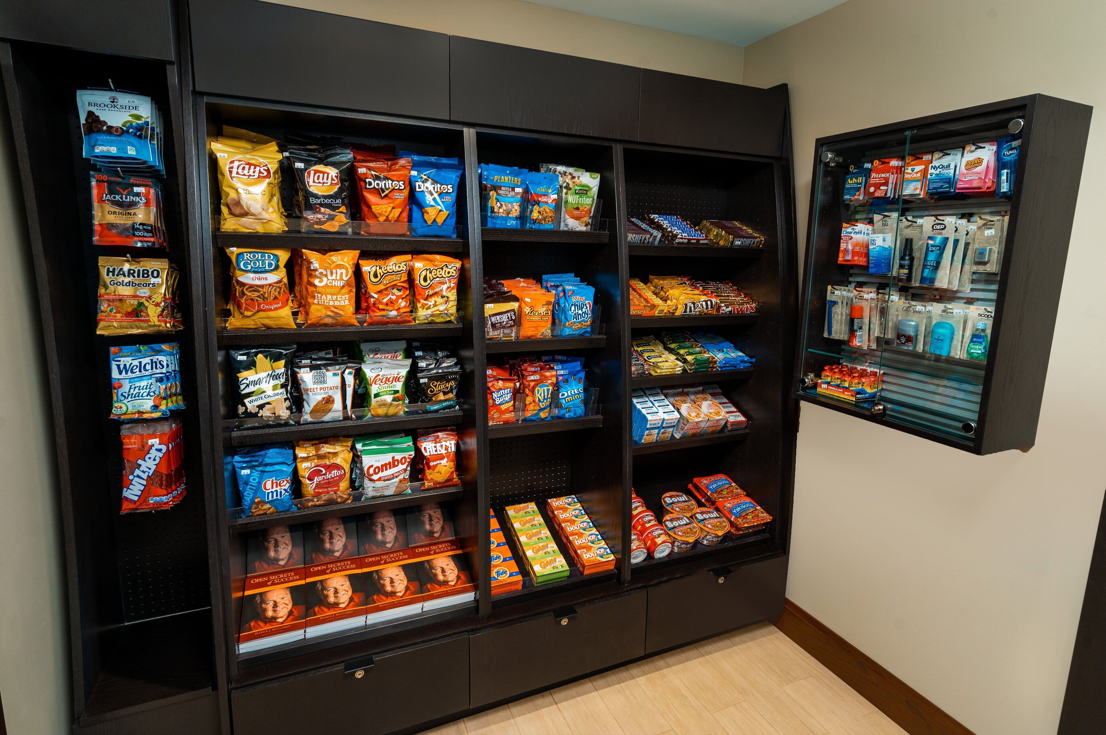 Un distributeur automatique de collations proposant une variété de marques et de types de chips et d’en-cas.