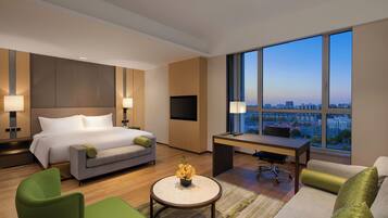 Premium Room | Minibar, in-room safe, desk, blackout curtains