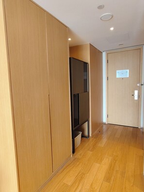 Minibar, in-room safe, desk, blackout curtains - Holiday Inn Hotel & Suites Langfang New Chaoyang by IHG (Langfang)