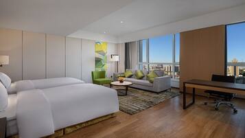 ميني بار وخزنة داخل الغرفة ومكتب وستائر تعتيم