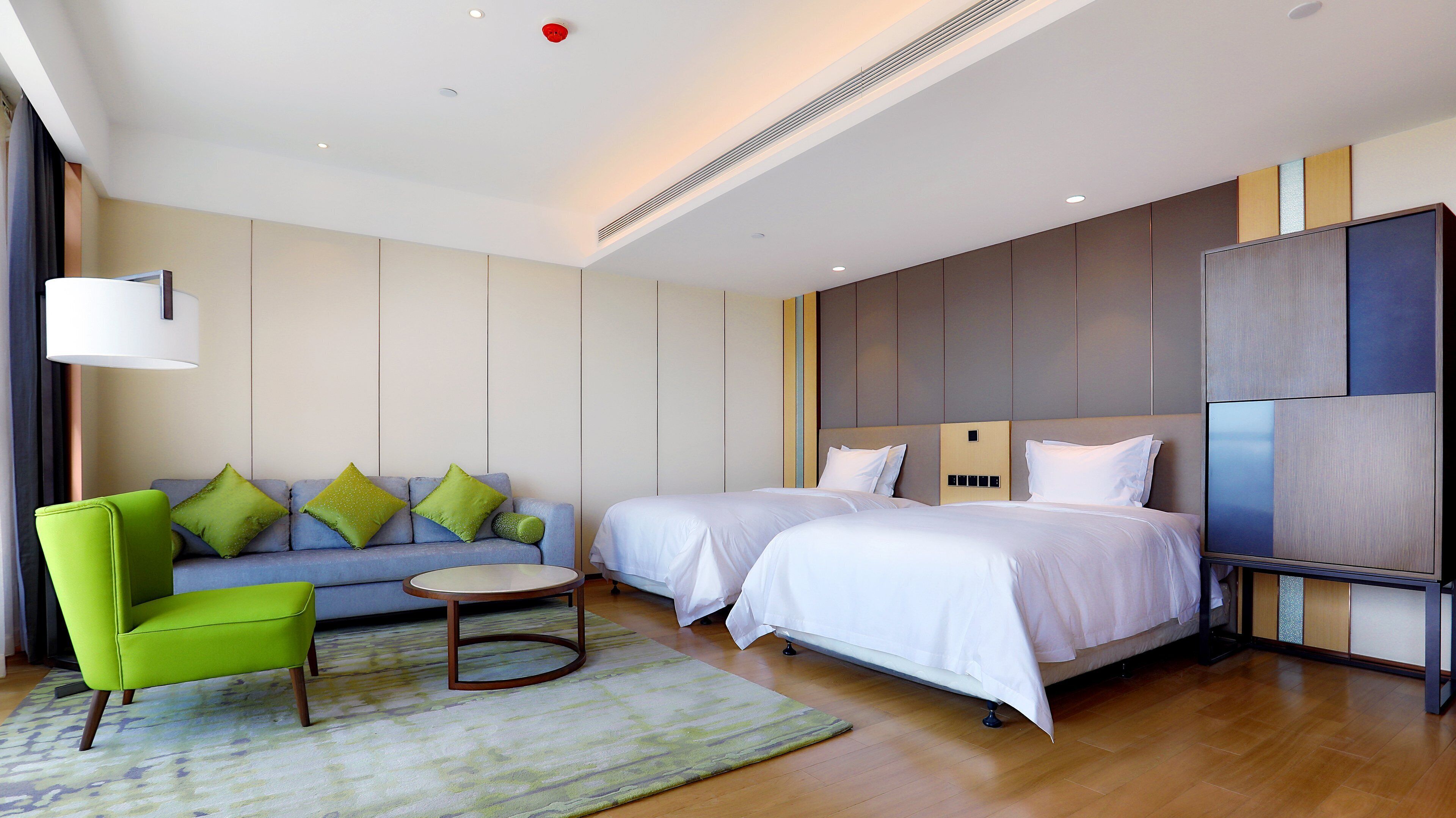 Minibar, caja de seguridad en la habitación y escritorio 