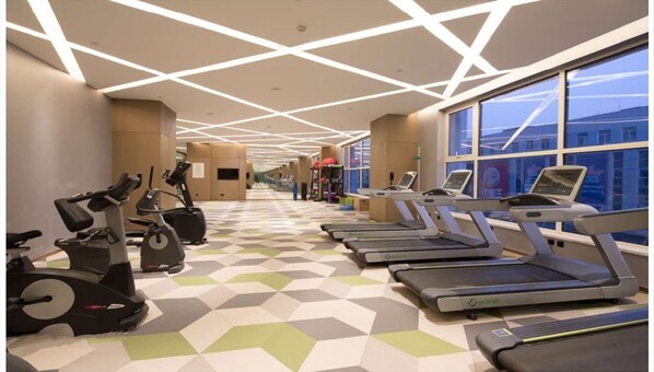 A gym with treadmills, stationary bikes, and elliptical machines. - Holiday Inn Hotel & Suites Langfang New Chaoyang by IHG (Langfang)