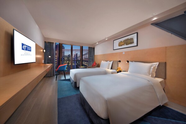 A hotel room with two beds, a desk, a chair, and a large window offering a city view. - Holiday Inn Express Beijing Shijingshan Parkview by IHG (Beijing)