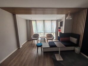 In-room safe, desk, soundproofing, free WiFi