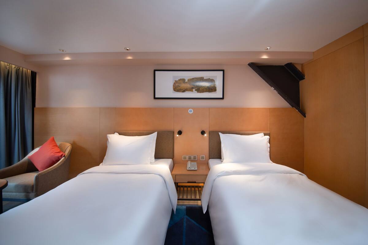 In-room safe, desk, soundproofing, WiFi (free)