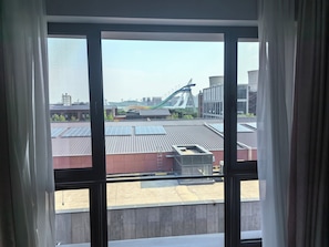 Cofres nos quartos, escrivaninha, quartos à prova de som