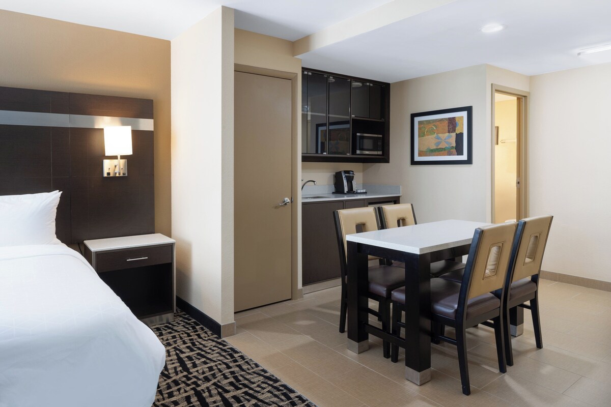Suite, 1 kingsize bed | Een bureau, verduisterende gordijnen, geluiddichte muren