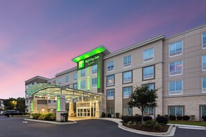 Exterior - Holiday Inn & Suites Savannah Airport - Pooler by IHG (Pooler)
