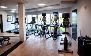 Ett gym med löpband, crosstrainers och motionscyklar.