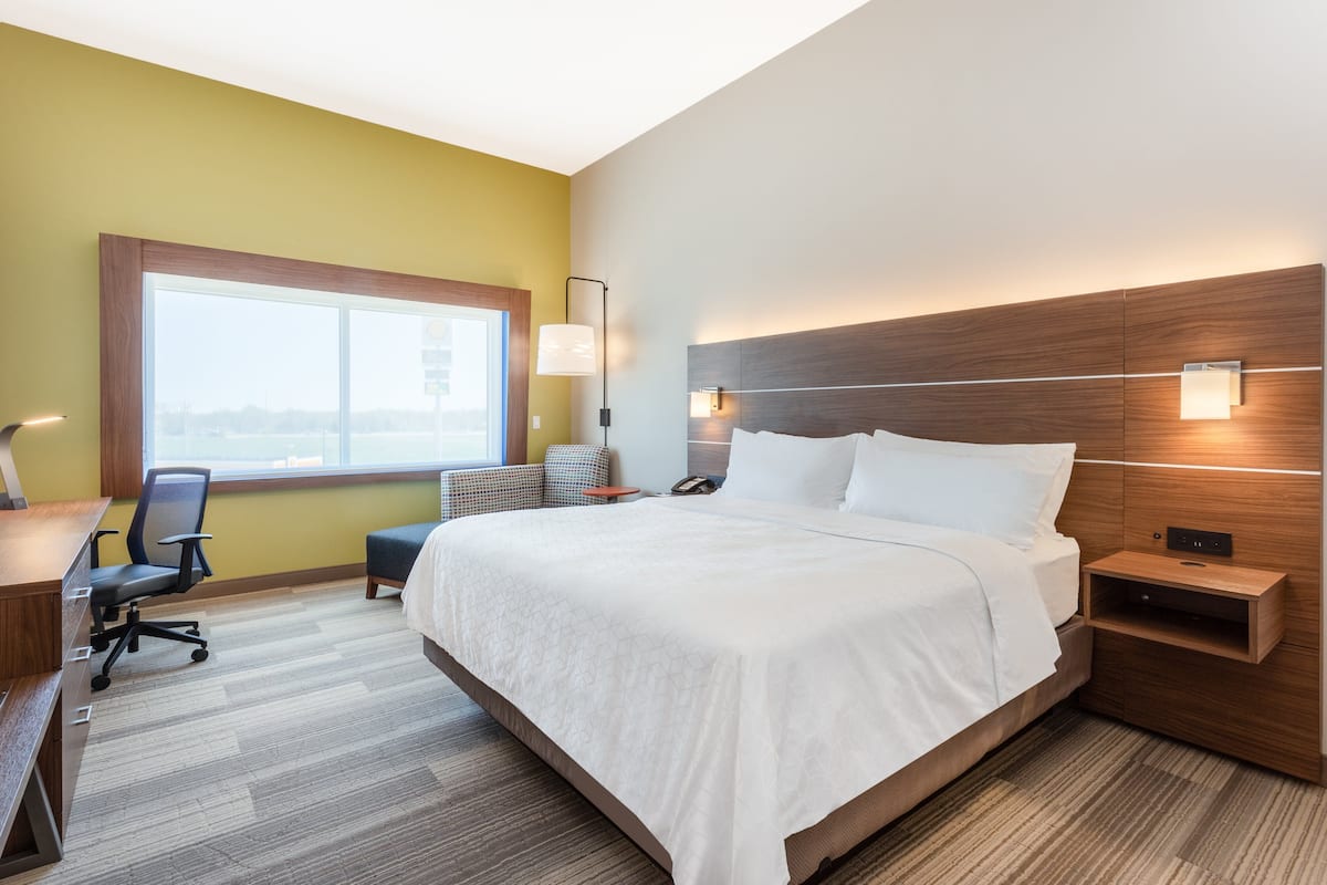 Premium bedding, in-room safe, desk, laptop workspace