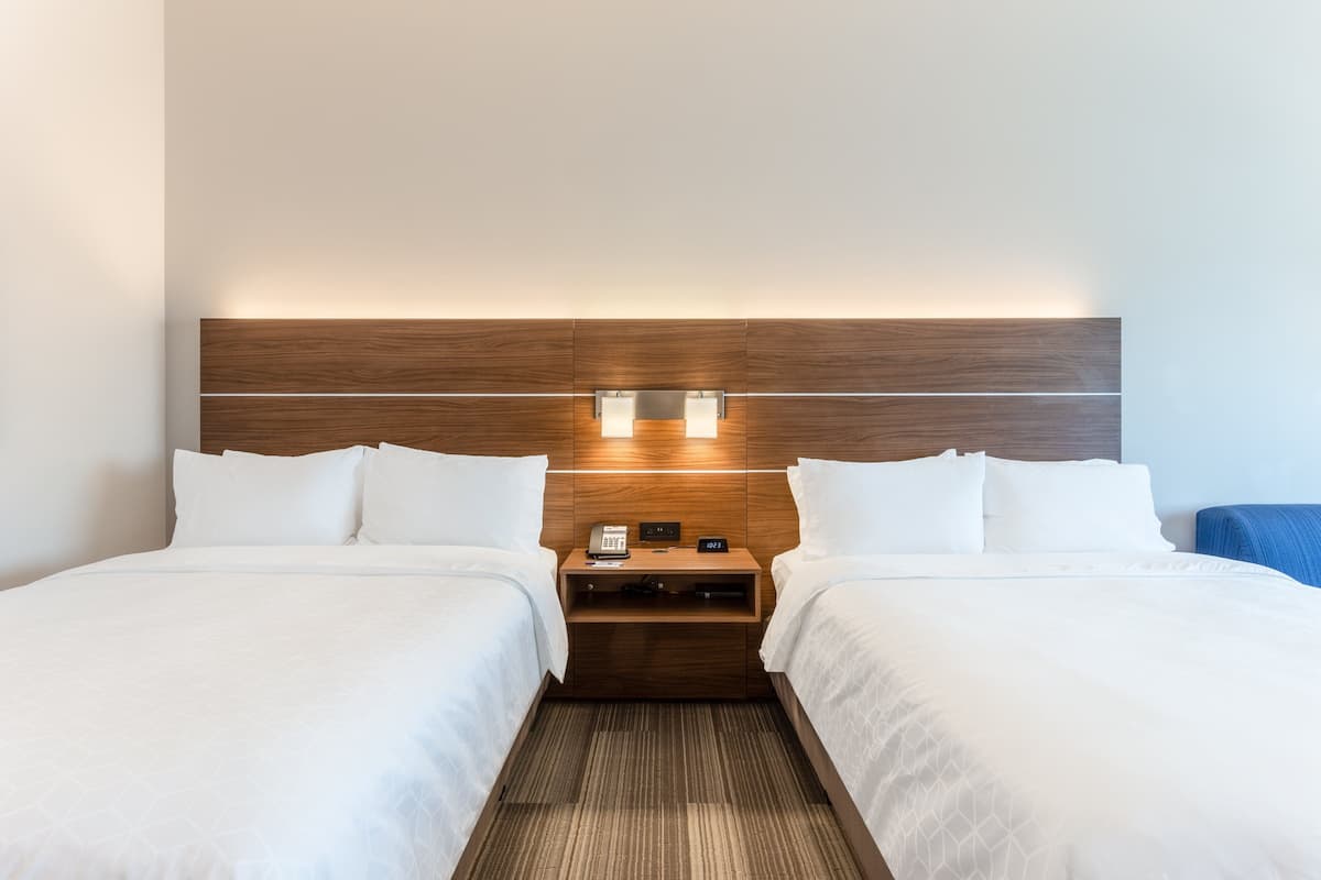Ropa de cama de alta calidad y caja de seguridad en la habitación