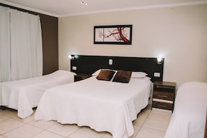 Classic-Vierbettzimmer, Nichtraucher | Zimmersafe, Schreibtisch, Verdunkelungsvorhänge, schallisolierte Zimmer