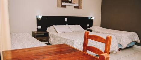 Chambre Quadruple Classique, non-fumeurs | Coffres-forts dans les chambres, bureau, rideaux occultants