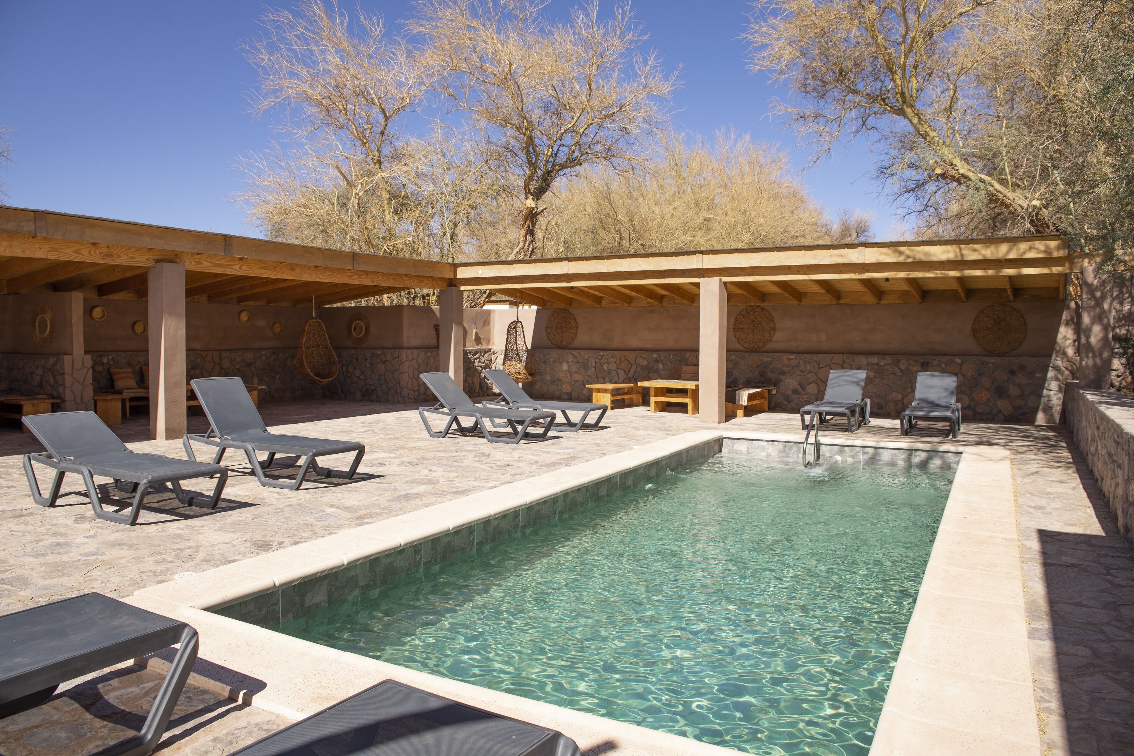 Een buitenzwembad, parasols voor strand/zwembad