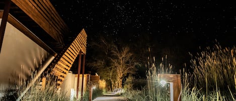 Fachada de la propiedad por la tarde o noche