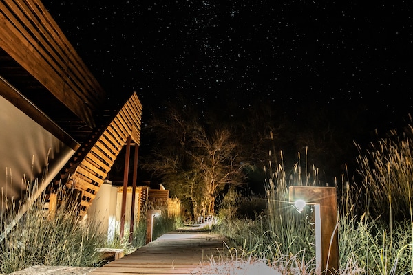 Fachada da propriedade à noite