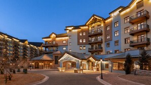A multi-story hotel with a central entrance, balconies, and a well-lit facade. - Hyatt Place Chongli (Zhangjiakou)