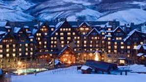 Un grand chalet doté de nombreuses pièces, d’une cour intérieure et offrant une vue sur des montagnes enneigées.