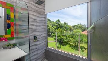 Kondo Mewah, 2 kamar tidur, pemandangan samudra (In Gated Community, 2 BDRM, 2 BTHRM) | 3 kamar tidur, setrika/meja setrika, Wi-Fi gratis, dan seprai linen