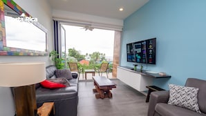 Luksus-lejlighed - 2 soveværelser - havudsigt (In Gated Community, 2 BDRM, 2 BTHRM) | Stue | Fladskærms-tv