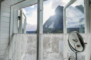 Dusj, regndusjhode, hårføner og tøfler