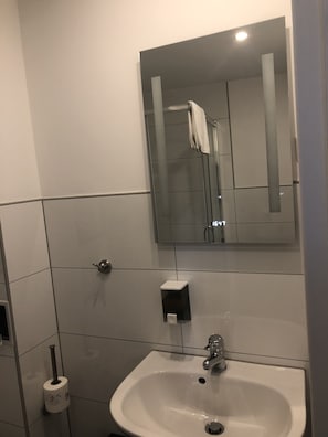 Habitación individual | Baño | Regadera, toallas, jabón, papel de baño
