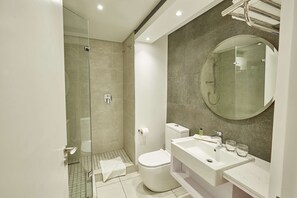 Douche, articles de toilette (gratuits), séchoir à cheveux
