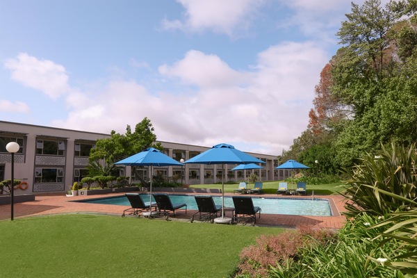 Una piscina al aire libre