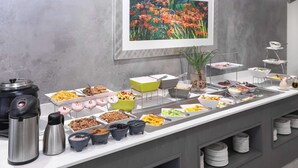 Un buffet proposant une variété de plats et d’ustensiles de service.