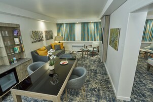 Caja de seguridad en la habitación y escritorio 