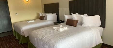 Deluxe-rum - 2 queensize-sängar - icke-rökare - kylskåp och mikrovågsugn | Individuell inredning, unika möbler, skrivbord och mörkläggningsgardiner