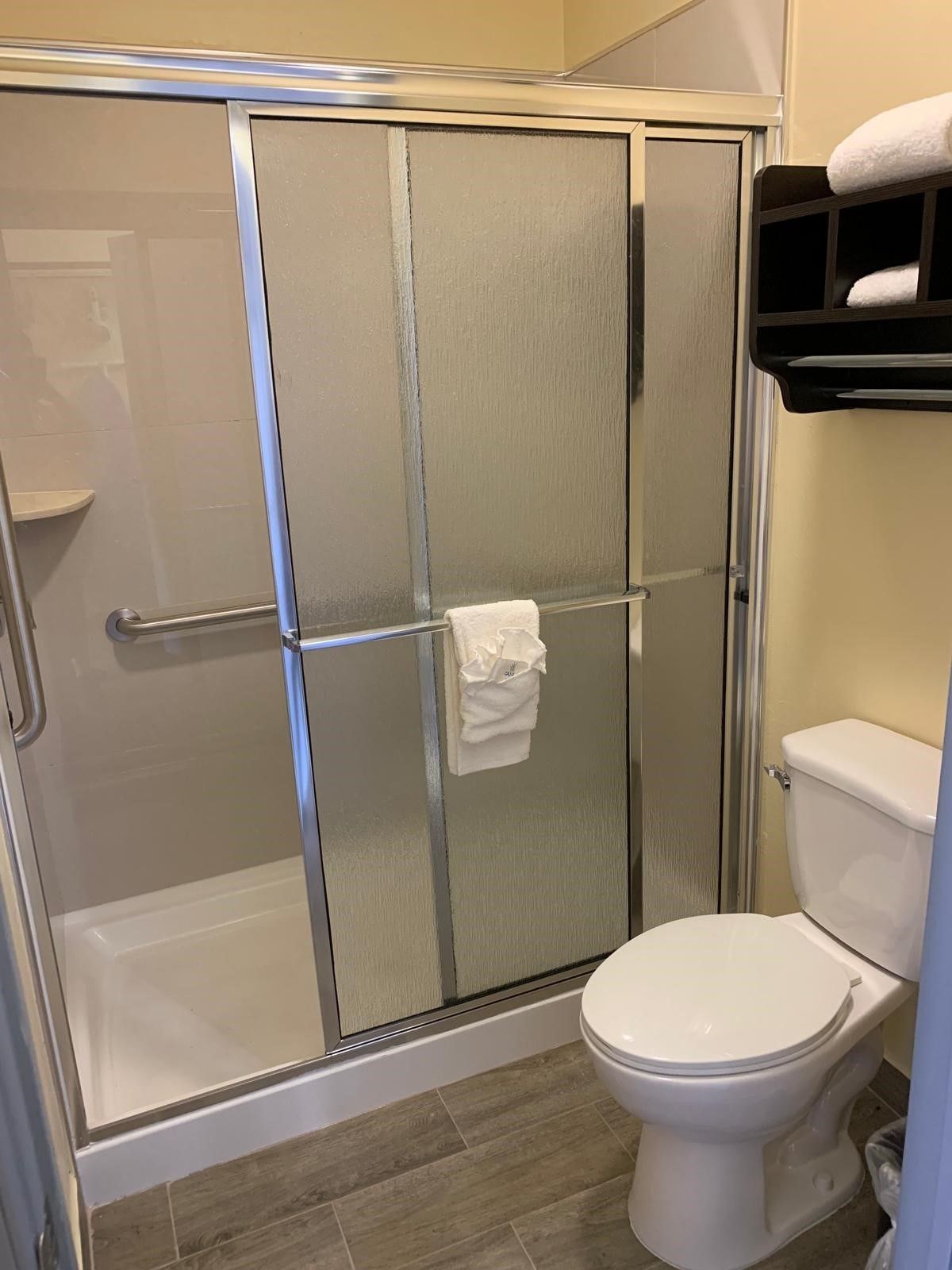 combined shower/bathtub, deep-soaking bathtub, free toiletries