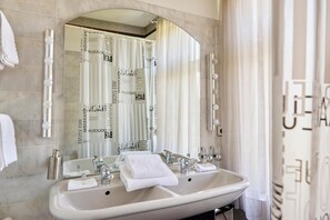 Hair dryer, towels, soap, shampoo - Design Hotel Zur Abtei (Aachen)