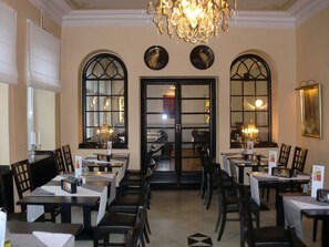 TĂ€gliches FrĂŒhstĂŒcksbuffet (12 EUR pro Person)