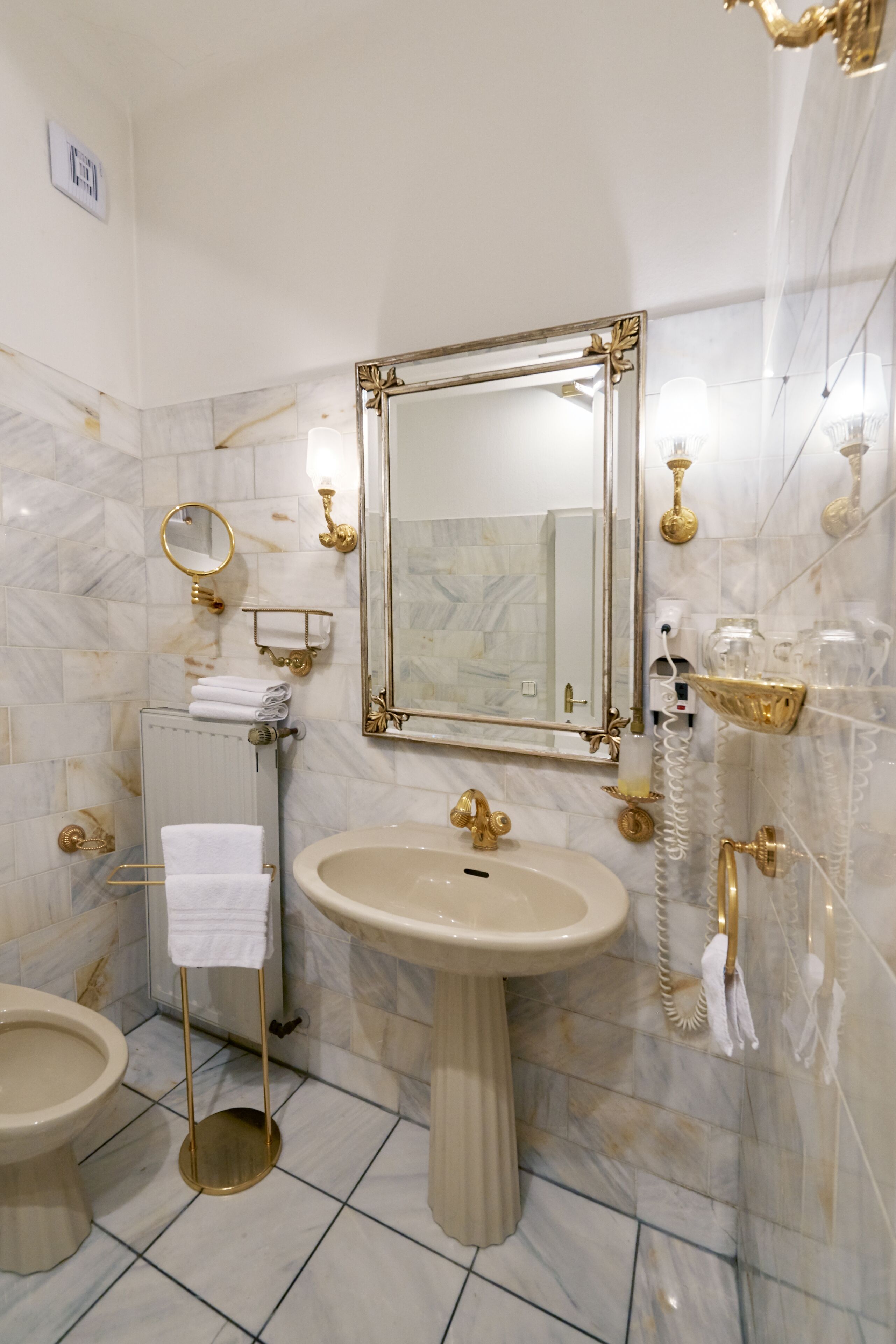 Design Suite | Bathroom | Hair dryer, towels, soap, shampoo