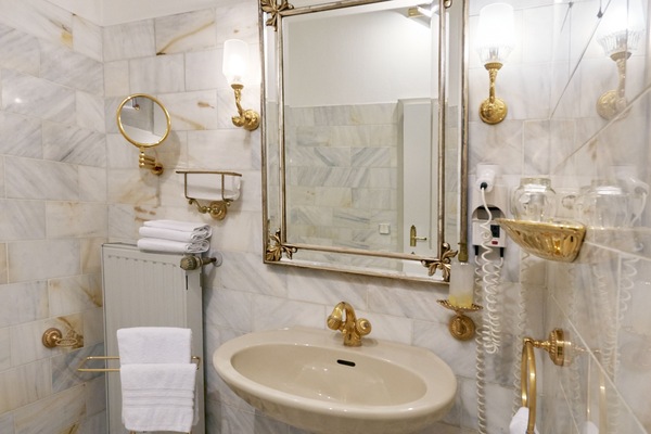 Design Suite | Bathroom | Hair dryer, towels, soap, shampoo