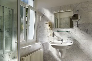 Basic Double Room | Bathroom | Hair dryer, towels, soap, shampoo - Design Hotel Zur Abtei (Aachen)