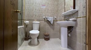 Separate bathtub and shower, jetted bath, slippers - Atlantis Pyramids Inn (Giza)
