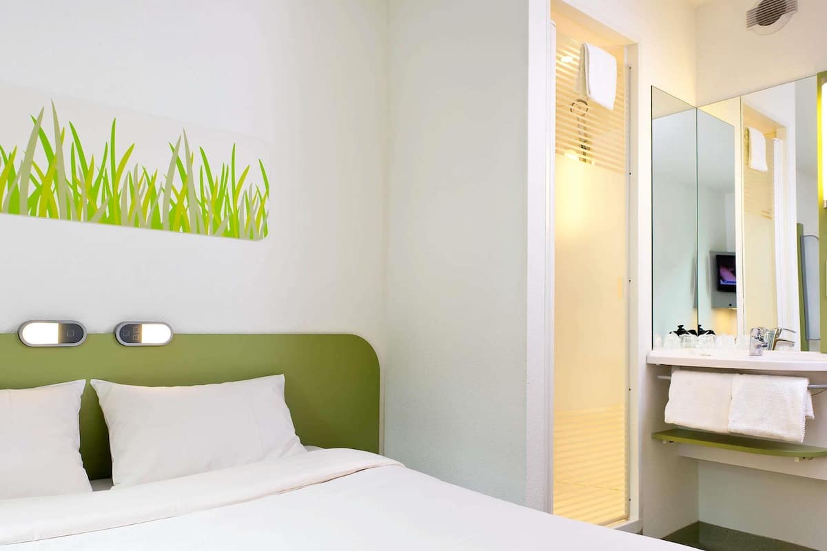 Habitación, 1 cama matrimonial | Escritorio, wifi gratis y ropa de cama