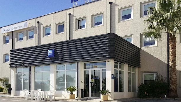 A building with a sign reading 'ibis budget' and a website address 'ACCORHOTELS.COM' visible.