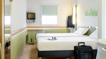 Habitación, 2 camas individuales | Escritorio, wifi gratis, ropa de cama y accesible en silla de ruedas