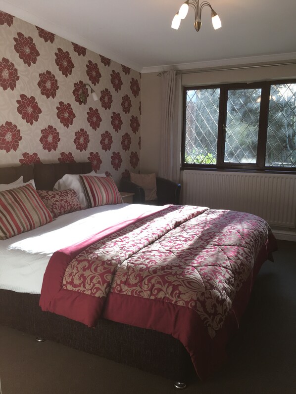 غرفة تقليدية مزدوجة أو بسريرين منفصلين - منظر للحديقة | أغطية فراش متميزة ومكواة/لوح كي وملاءات أسرّة