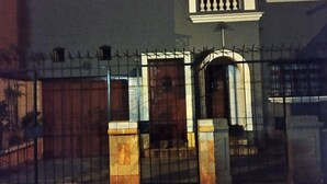 Vista frontal de la propiedad por la tarde o noche