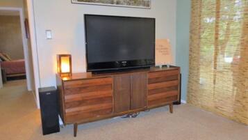 Standard Room | Living room | TV