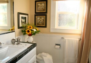 Standard Room | Bathroom | Separate tub and shower, hair dryer - Pinot Noir Cottage (Lodi)