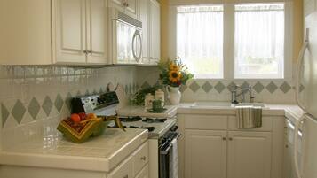 Kamar Standar | Dapur pribadi | Lemari es, microwave, dan mesin pembuat kopi/teh