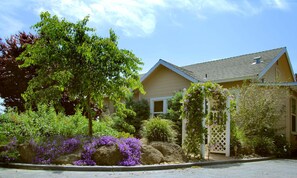 Exterior - Pinot Noir Cottage (Lodi)